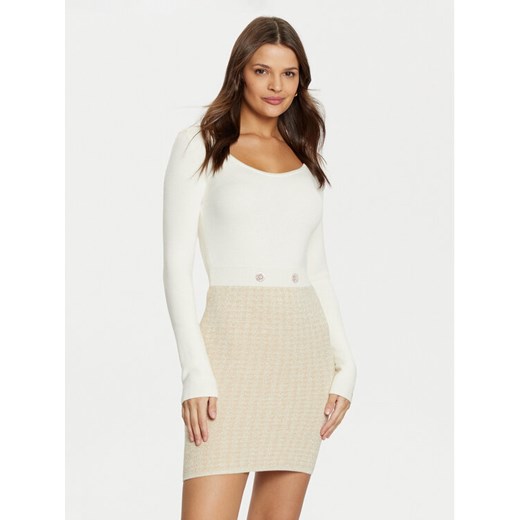 Guess Sukienka dzianinowa W5RK12 Z3KX0 Écru Bodycon Fit ze sklepu MODIVO w kategorii Sukienki - zdjęcie 182727629