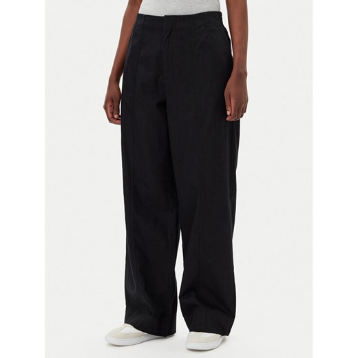 Calvin Klein Jeans Spodnie materiałowe J20J225340 Czarny Relaxed Fit ze sklepu MODIVO w kategorii Spodnie damskie - zdjęcie 182727656