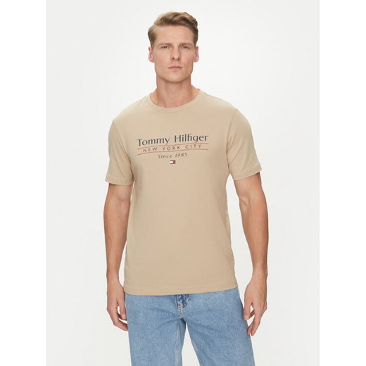 Tommy Hilfiger T-Shirt Center Stack MW0MW38621 Beżowy Regular Fit ze sklepu MODIVO w kategorii T-shirty męskie - zdjęcie 182728086
