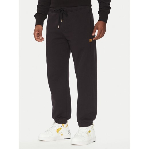 Versace Jeans Couture Spodnie dresowe 78GAAT08 Czarny Regular Fit ze sklepu MODIVO w kategorii Spodnie męskie - zdjęcie 182728099