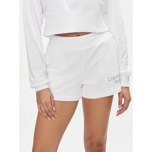 Calvin Klein Jeans Szorty sportowe Stacked Institutional J20J223136 Biały Relaxed Fit ze sklepu MODIVO w kategorii Szorty - zdjęcie 182728767