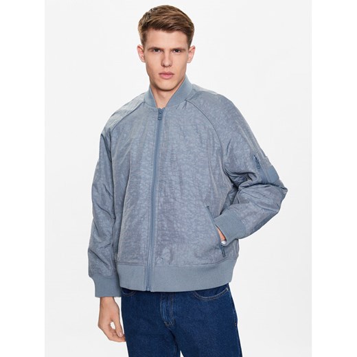 Calvin Klein Jeans Kurtka bomber J30J322938 Szary Relaxed Fit ze sklepu MODIVO w kategorii Kurtki męskie - zdjęcie 182728779