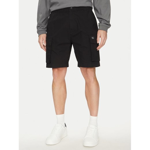 Calvin Klein Jeans Szorty materiałowe J30J327376 Czarny Regular Fit ze sklepu MODIVO w kategorii Spodenki męskie - zdjęcie 182729179