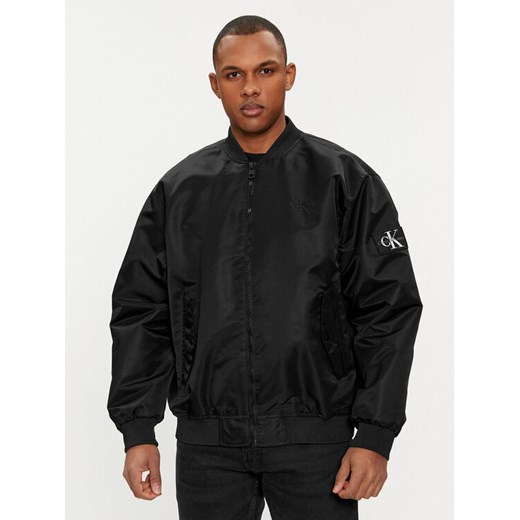 Calvin Klein Jeans Kurtka bomber J30J325110 Czarny Relaxed Fit ze sklepu MODIVO w kategorii Kurtki męskie - zdjęcie 182729188