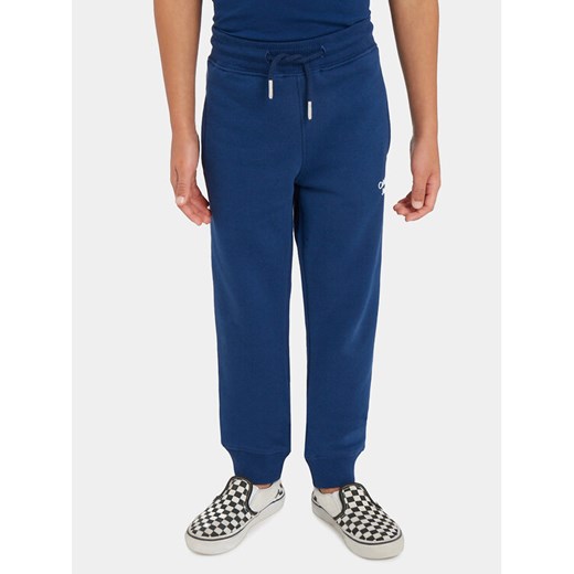 Calvin Klein Jeans Spodnie dresowe Stack Logo IB0IB01282 Granatowy Regular Fit ze sklepu MODIVO w kategorii Spodnie chłopięce - zdjęcie 182729355