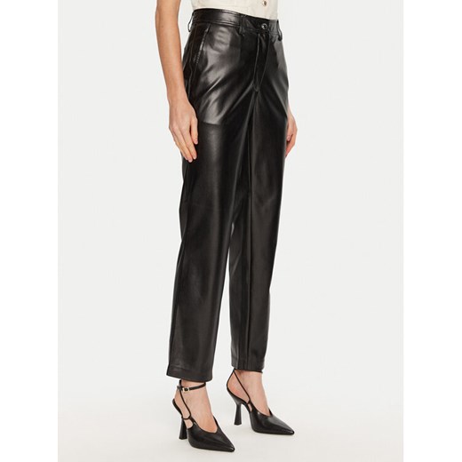 Guess Spodnie z imitacji skóry Lia W4YB18 WF8Q0 Czarny Regular Fit ze sklepu MODIVO w kategorii Spodnie damskie - zdjęcie 182729556