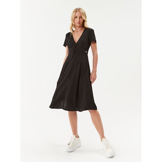 Calvin Klein Jeans Sukienka codzienna J20J221140 Czarny Regular Fit ze sklepu MODIVO w kategorii Sukienki - zdjęcie 182729998