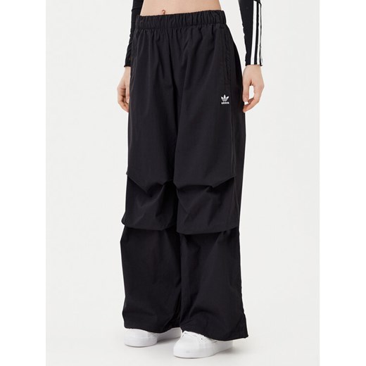 adidas Spodnie dresowe Essentials Ripstop JD0785 Czarny Loose Fit ze sklepu MODIVO w kategorii Spodnie damskie - zdjęcie 182730345