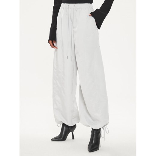 Gestuz Spodnie materiałowe 10908112 Szary Relaxed Fit ze sklepu MODIVO w kategorii Spodnie damskie - zdjęcie 182730759