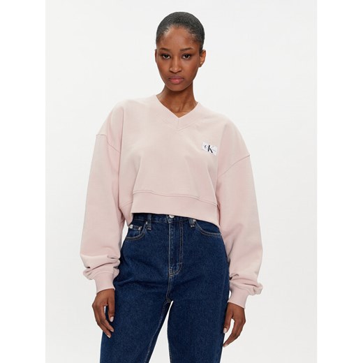 Calvin Klein Jeans Bluza J20J223359 Różowy Relaxed Fit ze sklepu MODIVO w kategorii Bluzy damskie - zdjęcie 182730838