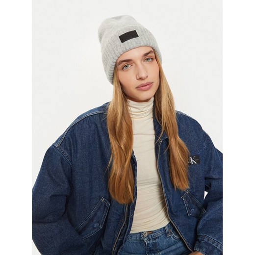Calvin Klein Czapka K60K612594 Szary ze sklepu MODIVO w kategorii Czapki zimowe damskie - zdjęcie 182731758