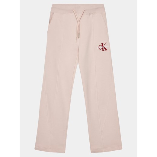 Calvin Klein Jeans Spodnie dresowe Monogram IG0IG02448 Różowy Relaxed Fit ze sklepu MODIVO w kategorii Spodnie dziewczęce - zdjęcie 182731816