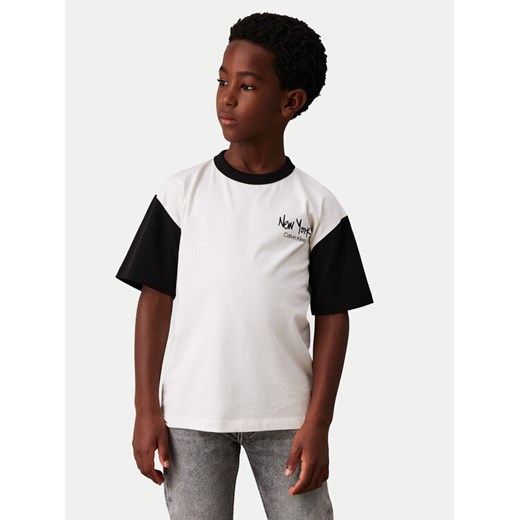 Calvin Klein Jeans T-Shirt IB0IB02330 Écru Regular Fit ze sklepu MODIVO w kategorii T-shirty chłopięce - zdjęcie 182731838