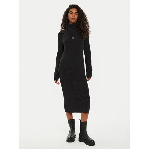 Tommy Jeans Sukienka dzianinowa Tjw Mockneck Badge DW0DW19815 Czarny Regular Fit ze sklepu MODIVO w kategorii Sukienki - zdjęcie 182732327