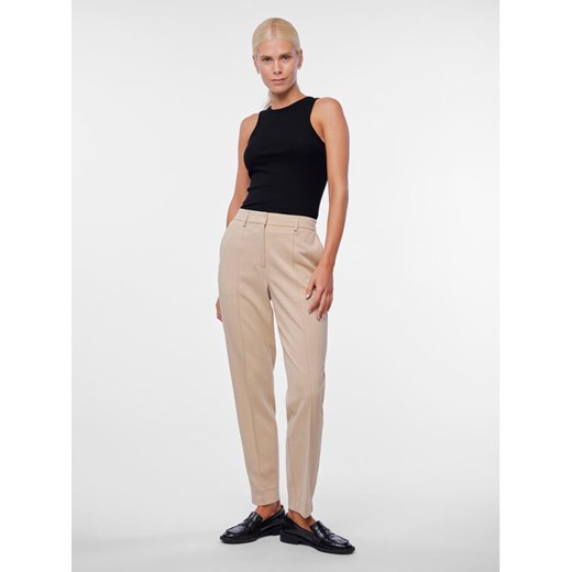 YAS Chinosy Scoop 26032835 Beżowy Regular Fit ze sklepu MODIVO w kategorii Spodnie damskie - zdjęcie 182733486