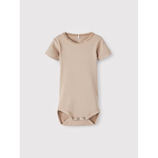 NAME IT Body dziecięce 13209212 Beżowy Regular Fit ze sklepu MODIVO w kategorii Body niemowlęce - zdjęcie 182733579