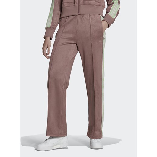 adidas Spodnie dresowe HM1518 Brązowy Regular Fit ze sklepu MODIVO w kategorii Spodnie damskie - zdjęcie 182734146