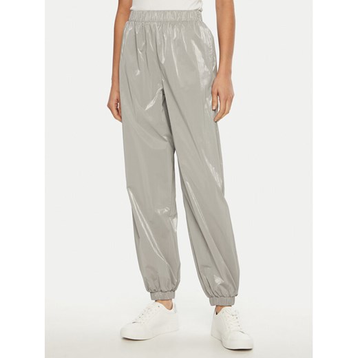 Guess Spodnie dresowe V5RB09 WGUJ0 Szary Regular Fit ze sklepu MODIVO w kategorii Spodnie damskie - zdjęcie 182734219
