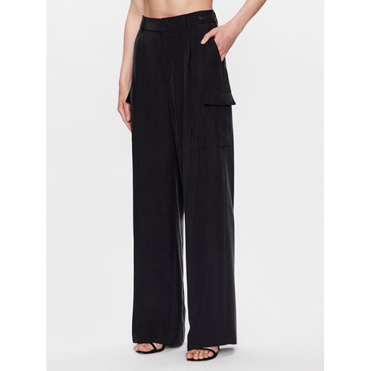 DKNY Spodnie materiałowe P3BKTR20 Czarny Relaxed Fit ze sklepu MODIVO w kategorii Spodnie damskie - zdjęcie 182734306