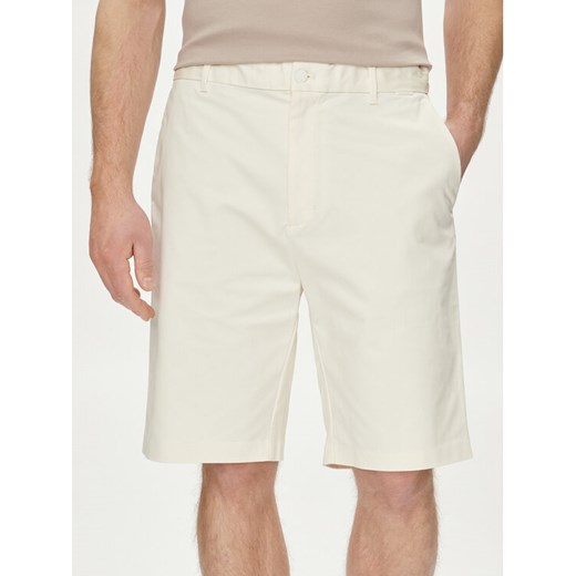 Calvin Klein Szorty materiałowe Sateen K10K112831 Écru Regular Fit ze sklepu MODIVO w kategorii Spodenki męskie - zdjęcie 182735085
