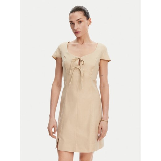 Guess Sukienka letnia W5GK41 WH5L2 Beżowy Regular Fit ze sklepu MODIVO w kategorii Sukienki - zdjęcie 182736248
