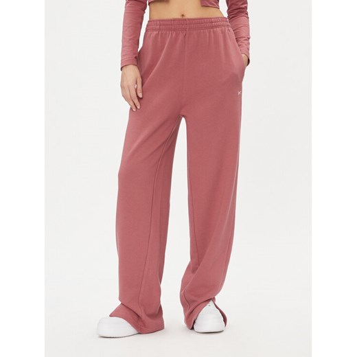 Reebok Spodnie dresowe Classics IL4648 Różowy Regular Fit ze sklepu MODIVO w kategorii Spodnie damskie - zdjęcie 182736586