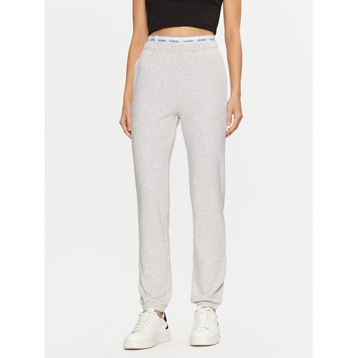 Guess Spodnie dresowe O5RB01 KCO31 Szary Regular Fit ze sklepu MODIVO w kategorii Spodnie damskie - zdjęcie 182737315