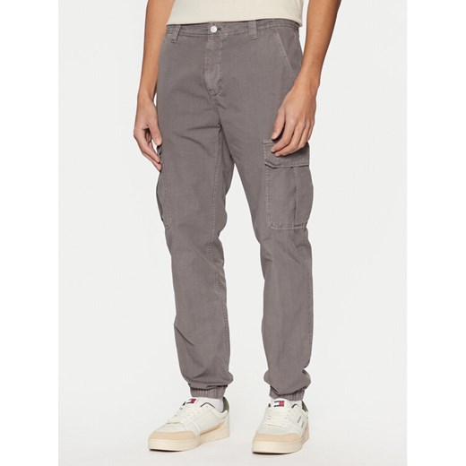 Tommy Jeans Joggery Ryan DM0DM20284 Szary Regular Fit ze sklepu MODIVO w kategorii Spodnie męskie - zdjęcie 182737507