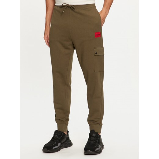 HUGO Spodnie dresowe Dwellrom 50479164 Khaki Relaxed Fit ze sklepu MODIVO w kategorii Spodnie męskie - zdjęcie 182737887