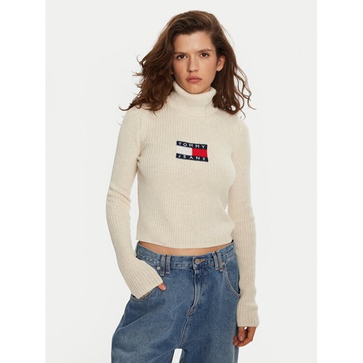 Tommy Jeans Golf Flag DW0DW18678 Écru Regular Fit ze sklepu MODIVO w kategorii Swetry damskie - zdjęcie 182738468