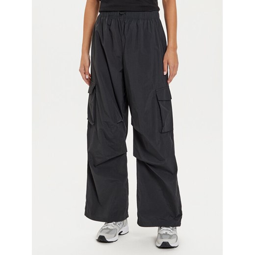 New Balance Spodnie dresowe WP43534 Czarny Relaxed Fit ze sklepu MODIVO w kategorii Spodnie damskie - zdjęcie 182738715