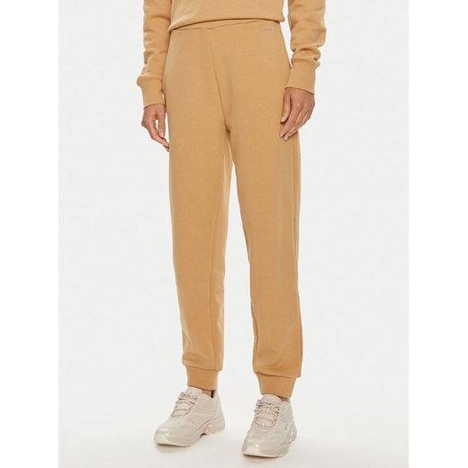 Calvin Klein Spodnie dresowe Nano Logo K20K207214 Beżowy Relaxed Fit ze sklepu MODIVO w kategorii Spodnie damskie - zdjęcie 182739315