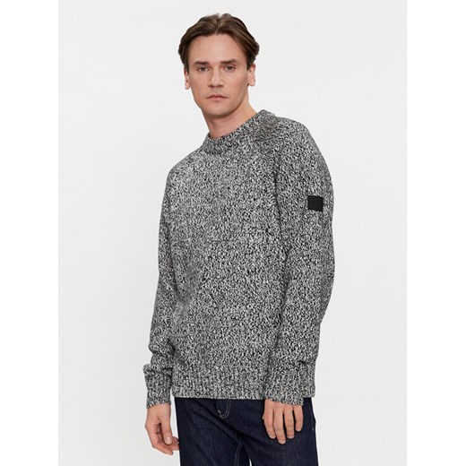 Calvin Klein Sweter K10K111959 Szary Regular Fit ze sklepu MODIVO w kategorii Swetry męskie - zdjęcie 182739377