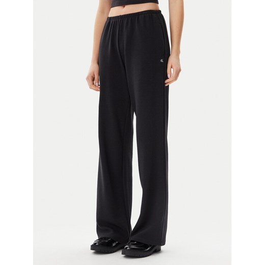 Calvin Klein Jeans Spodnie dresowe J20J225537 Czarny Straight Fit ze sklepu MODIVO w kategorii Spodnie damskie - zdjęcie 182739456