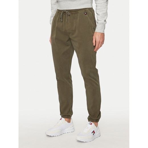 Tommy Jeans Joggery Austin DM0DM20456 Zielony Slim Fit ze sklepu MODIVO w kategorii Spodnie męskie - zdjęcie 182739607