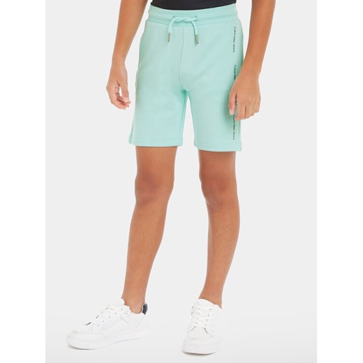 Calvin Klein Jeans Szorty sportowe Minimalistic IB0IB02061 Niebieski Regular Fit ze sklepu MODIVO w kategorii Spodenki chłopięce - zdjęcie 182739616