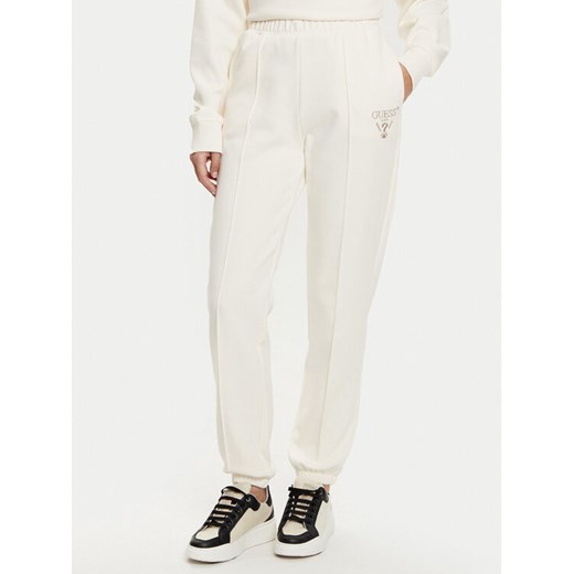 Guess Spodnie dresowe V5RB13 KC3D2 Écru Regular Fit ze sklepu MODIVO w kategorii Spodnie damskie - zdjęcie 182740736
