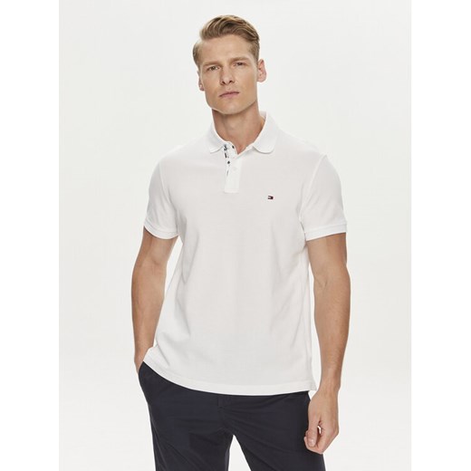 Tommy Hilfiger Polo Palm Under Collar MW0MW34738 Biały Regular Fit ze sklepu MODIVO w kategorii T-shirty męskie - zdjęcie 182741407