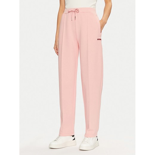 Guess Spodnie materiałowe V5RB01 KCLD1 Różowy Regular Fit ze sklepu MODIVO w kategorii Spodnie damskie - zdjęcie 182741608