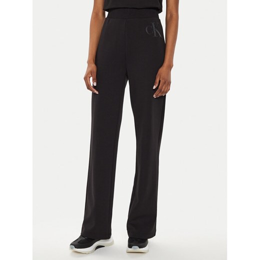 Calvin Klein Jeans Spodnie dresowe J20J223588 Czarny Regular Fit ze sklepu MODIVO w kategorii Spodnie damskie - zdjęcie 182742515