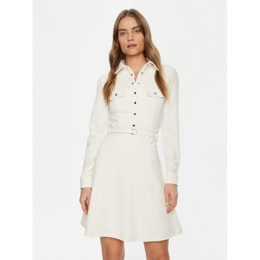 Guess Sukienka codzienna W5RK93 KCBO2 Écru Regular Fit ze sklepu MODIVO w kategorii Sukienki - zdjęcie 182743239