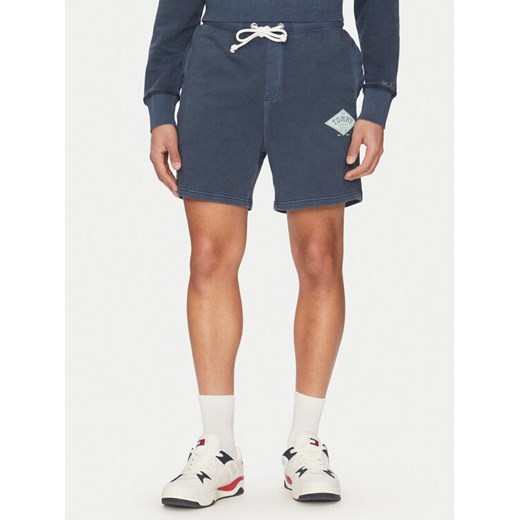 Tommy Jeans Szorty sportowe Varsity DM0DM20936 Granatowy Regular Fit ze sklepu MODIVO w kategorii Spodenki męskie - zdjęcie 182744295