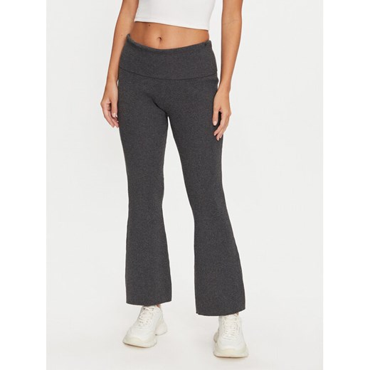Guess Spodnie materiałowe Nina W4BB53 Z3K92 Szary Regular Fit ze sklepu MODIVO w kategorii Spodnie damskie - zdjęcie 182744499