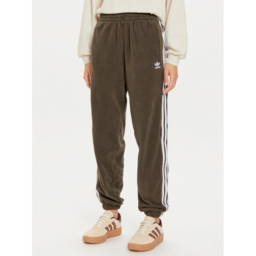 adidas Spodnie dresowe adicolor Polar IY7835 Khaki Loose Fit ze sklepu MODIVO w kategorii Spodnie damskie - zdjęcie 182744519
