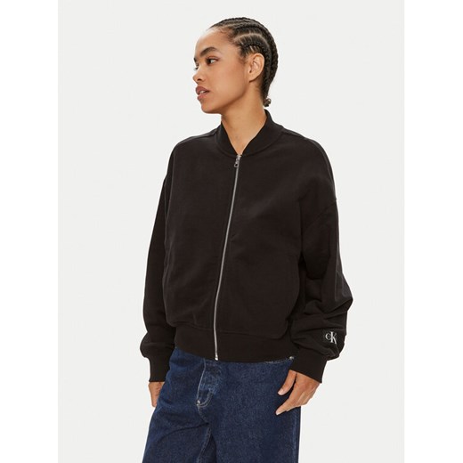 Calvin Klein Jeans Bluza J20J223913 Czarny Regular Fit ze sklepu MODIVO w kategorii Bluzy damskie - zdjęcie 182744729