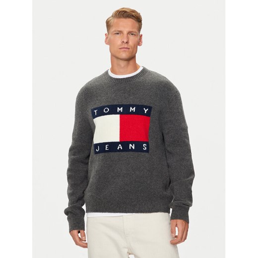 Tommy Jeans Sweter Flag DM0DM19442 Szary Regular Fit ze sklepu MODIVO w kategorii Swetry męskie - zdjęcie 182745126