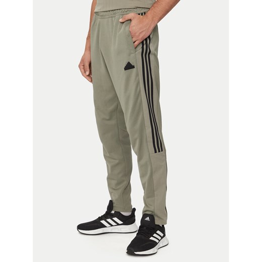adidas Spodnie dresowe Tiro IS1504 Zielony Regular Fit ze sklepu MODIVO w kategorii Spodnie męskie - zdjęcie 182745236