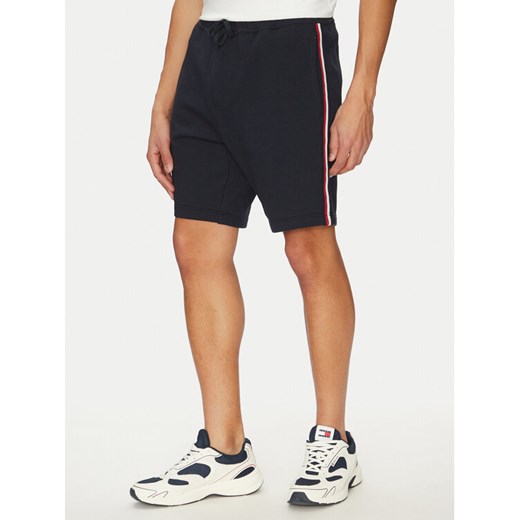 Tommy Hilfiger Szorty materiałowe Global Stripe MW0MW39255 Granatowy Regular Fit ze sklepu MODIVO w kategorii Spodenki męskie - zdjęcie 182745289