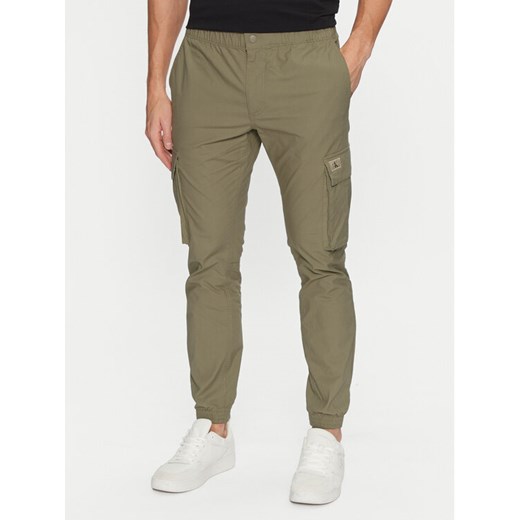 Calvin Klein Jeans Joggery J30J327614 Zielony Skinny Fit ze sklepu MODIVO w kategorii Spodnie męskie - zdjęcie 182746886