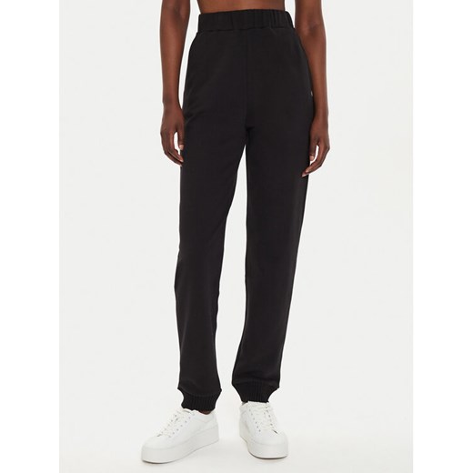 Calvin Klein Jeans Spodnie dresowe J20J224443 Czarny Regular Fit ze sklepu MODIVO w kategorii Spodnie damskie - zdjęcie 182747156